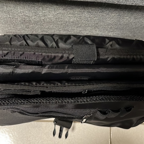 Targus CityGear Messenger Bag Black/Gray/White NWOT - Picture 4 of 6